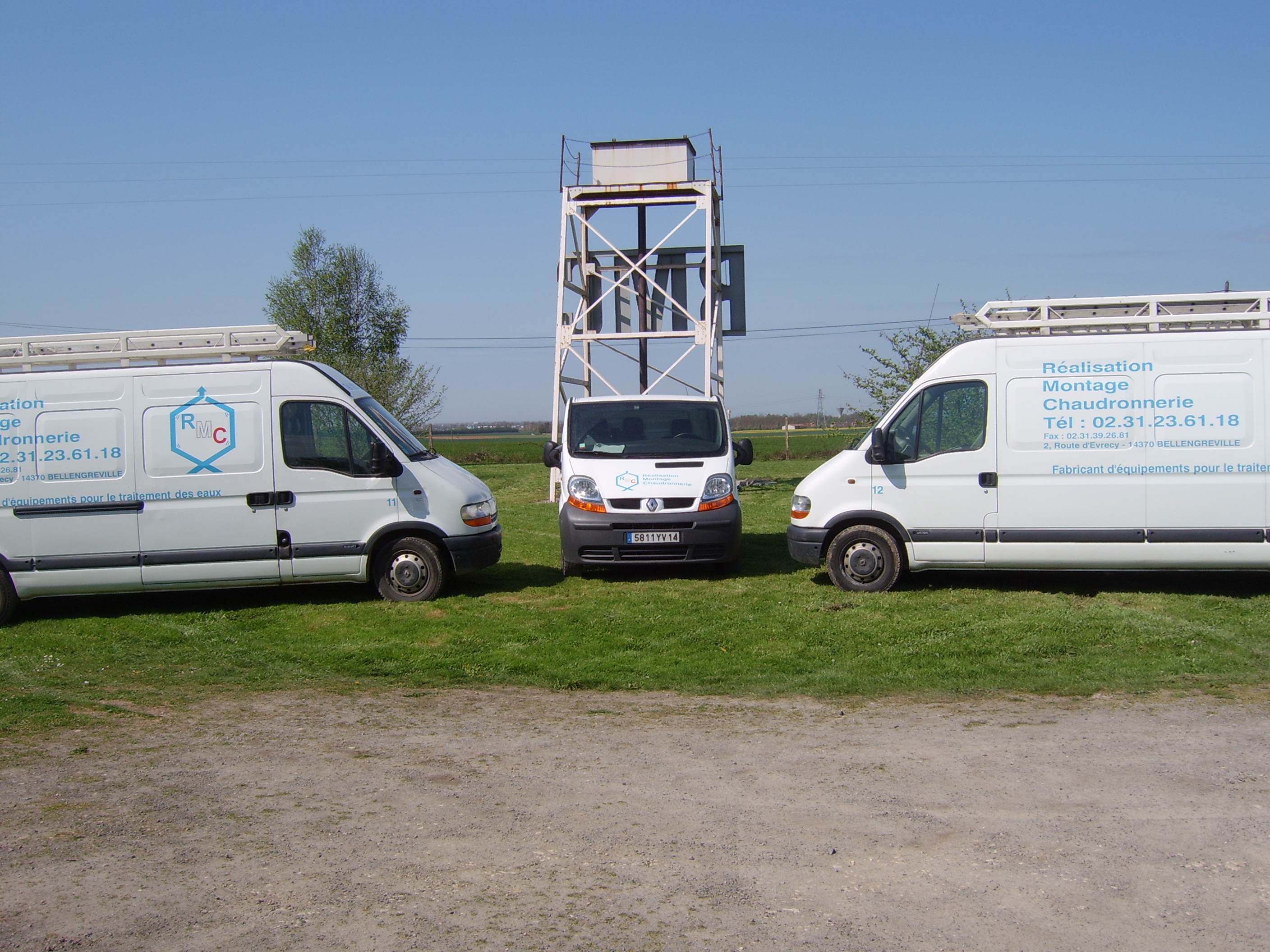 CAMIONS DEVANT FONTAINE